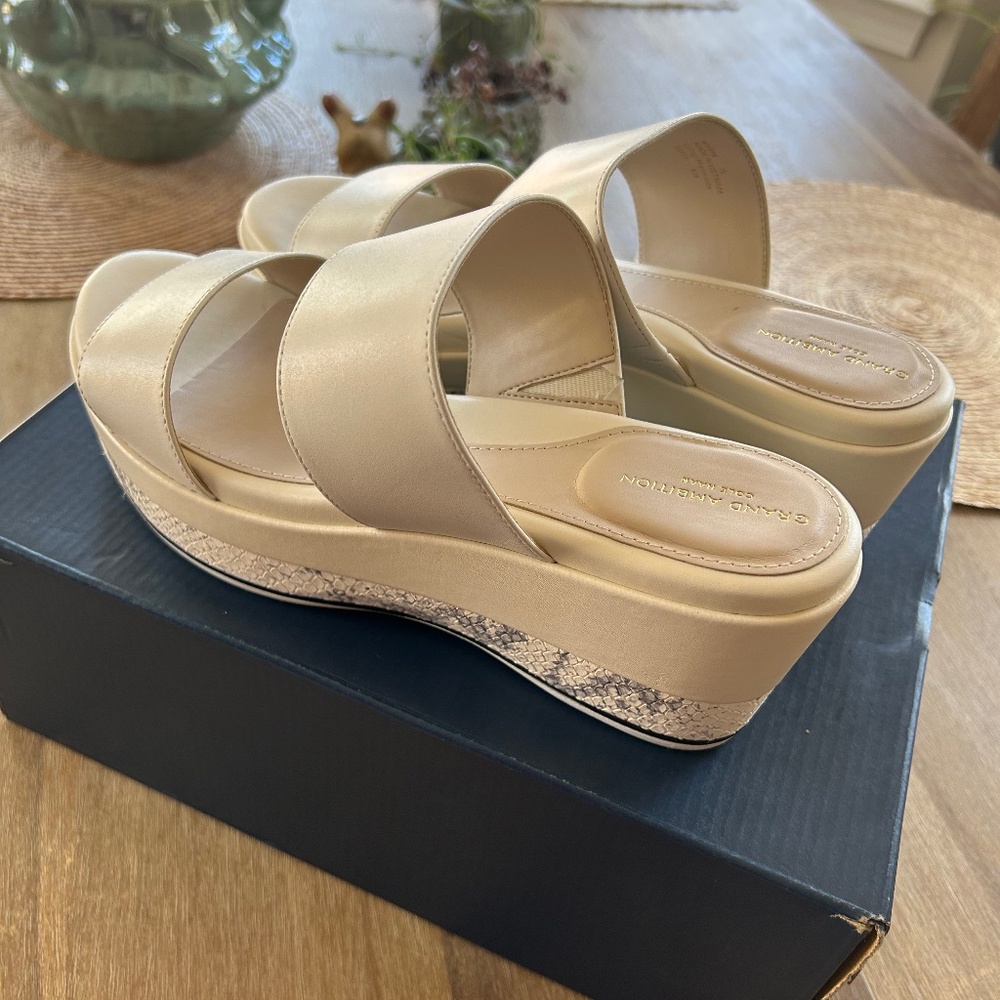 COLE HAAN GRAND AMBITION IVORY WEDGE SLIDE - SIZE 7